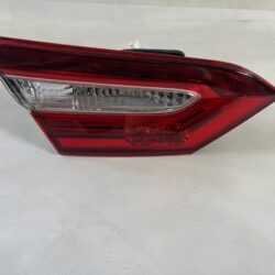 Фото 47 - Фонарь левый крышки багажника Toyota Camry 70